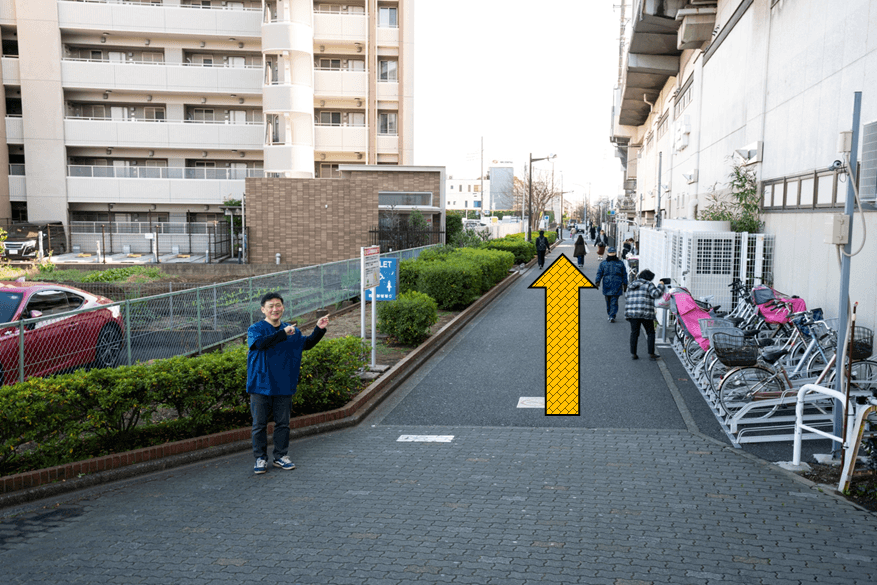 東口を出たら階段を降りてまっすぐ進んでください