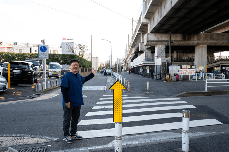 そのまま道なりにまっすぐ歩いてください