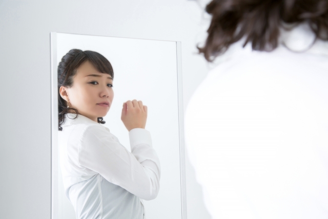 姿勢の悪さが気になっている女性