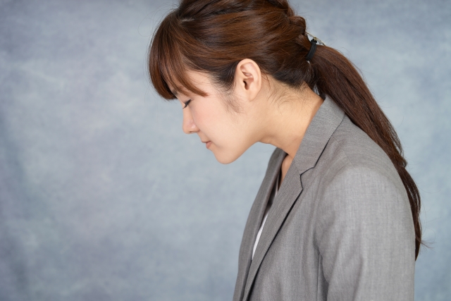 姿勢の悪さを指摘されて悩む女性