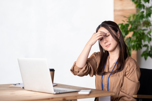 眼精疲労の辛い症状で仕事に支障が出て悩む女性