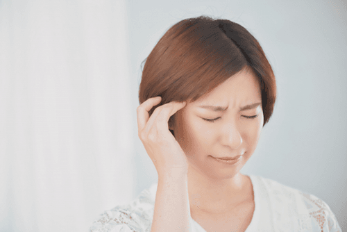 偏頭痛の辛い症状に悩む女性